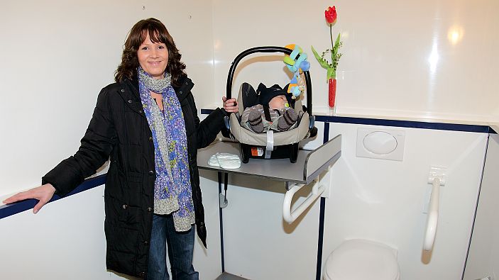 Rolli-WC mit Babywickelplatz mieten Toilettenwagen, Ansicht 6