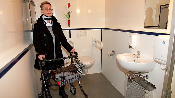 Rolli-WC mit Babywickelplatz mieten Toilettenwagen, Ansicht 5
