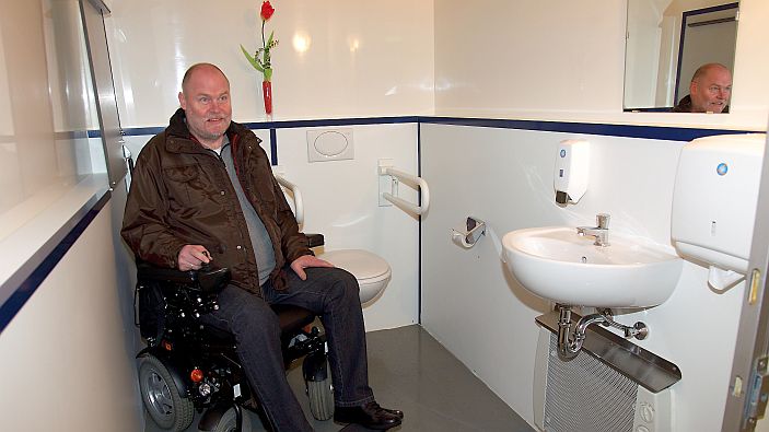 Rolli-WC mit Babywickelplatz mieten Toilettenwagen, Ansicht 4