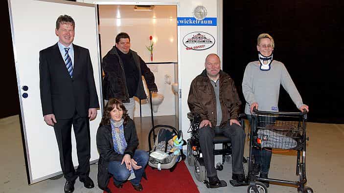 Rolli-WC mit Babywickelplatz mieten Toilettenwagen, Ansicht 1